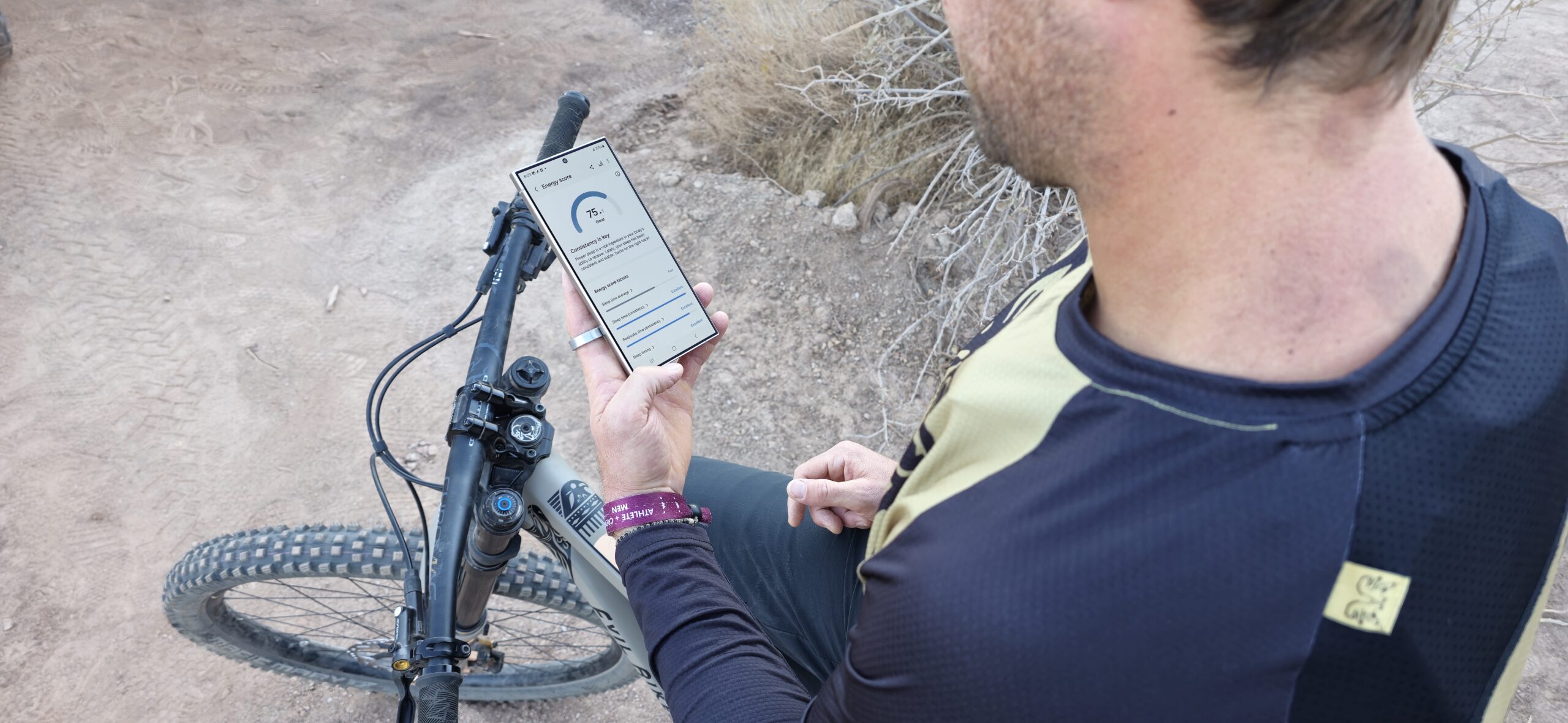 Homme sur un vélo tenant un téléphone Samsung Galaxy