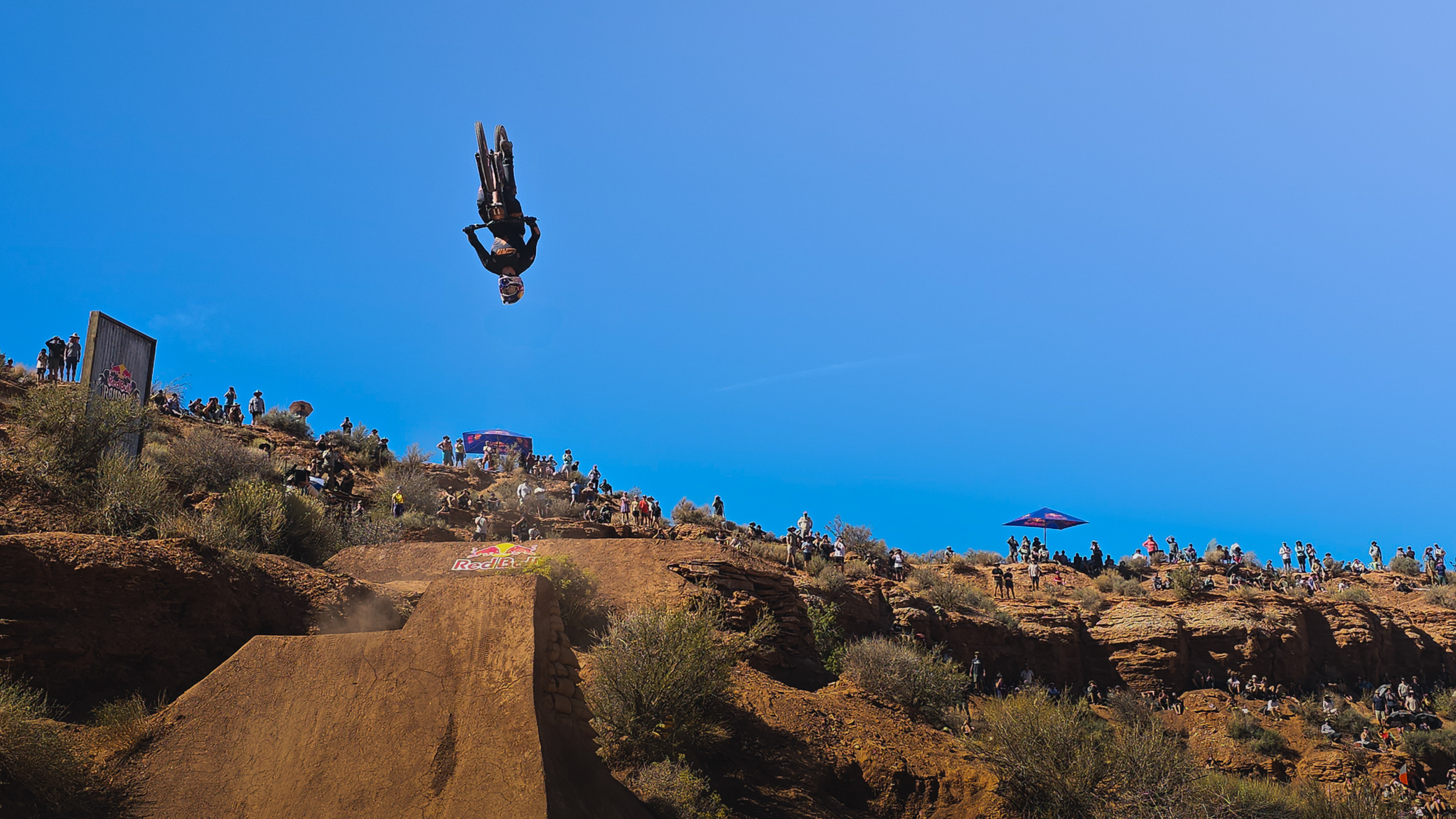 Homme faisant un salto sur un VTT au RedBull Rampage