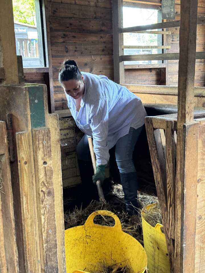 Femme nettoyant une grange