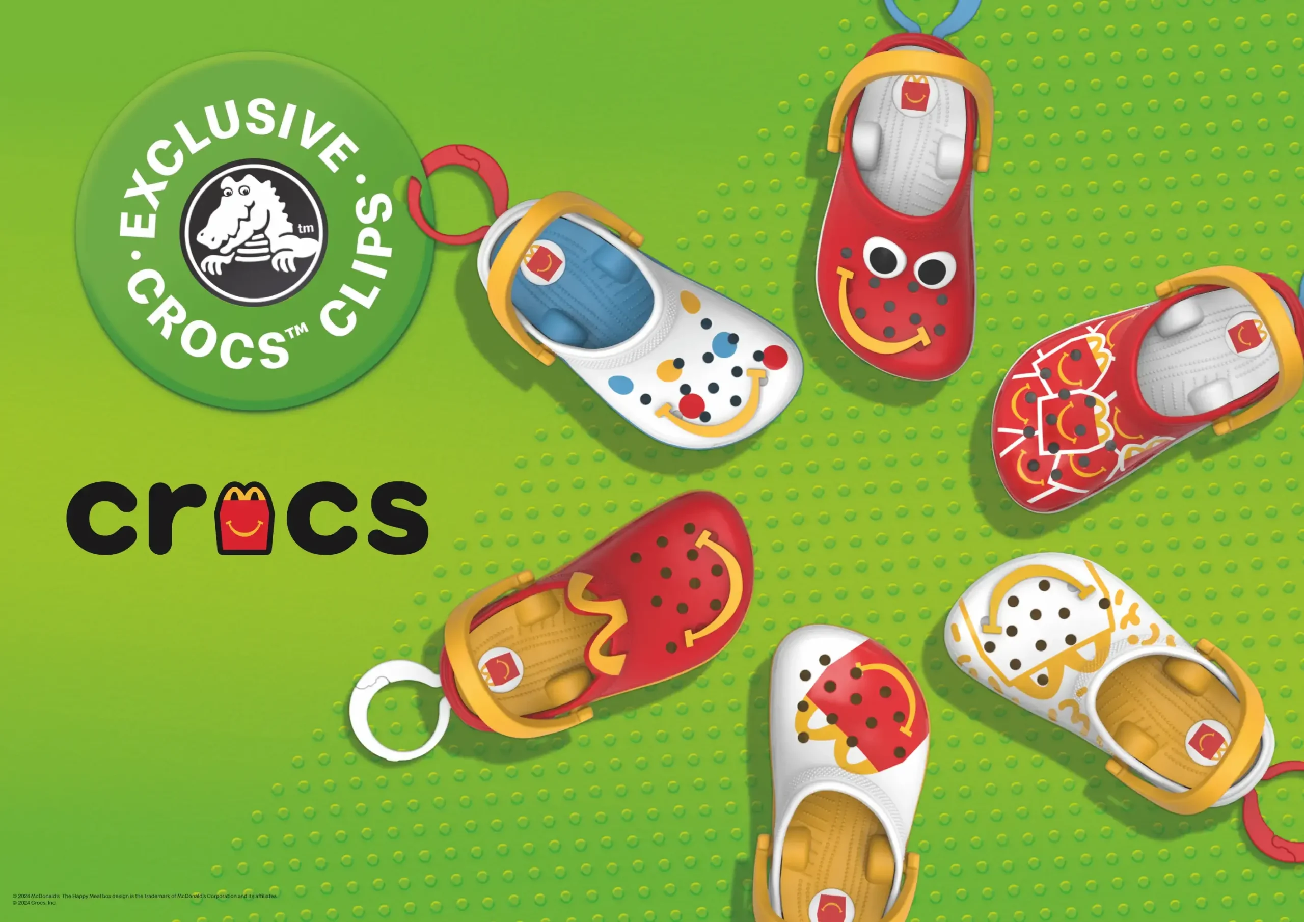 Fond vert avec le logo Crocs x McDonald’s et 6 jouets Crocs disposés en cercle