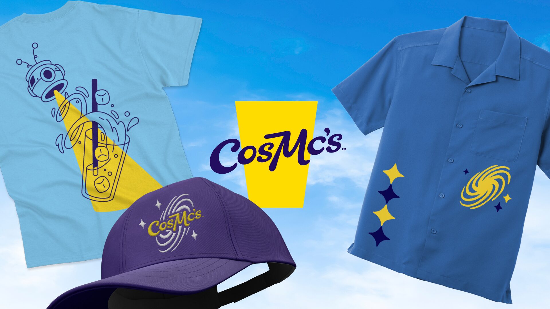 Image des uniformes des équipiers de CosMc’s avec deux chemises et un chapeau avec le logo