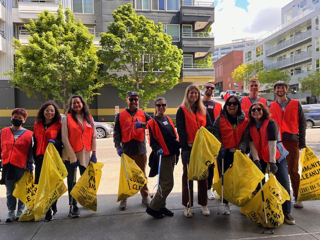 Membres de tms Seattle participant à un nettoyage en posant pour une photo
